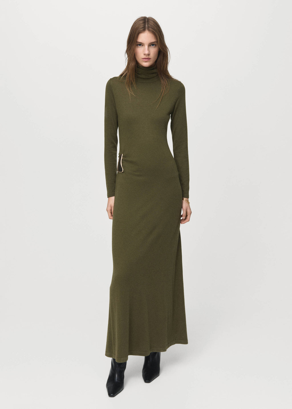 Turtleneck knitted dress with brooch