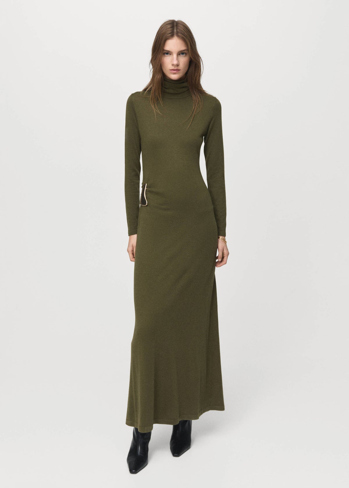Turtleneck knitted dress with brooch