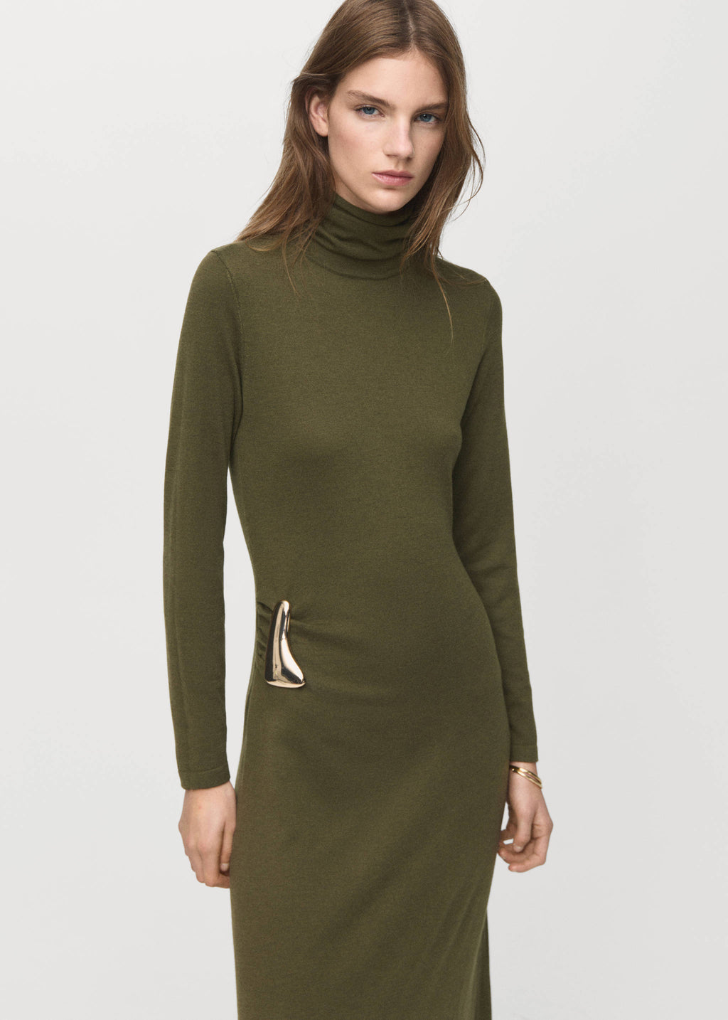 Turtleneck knitted dress with brooch