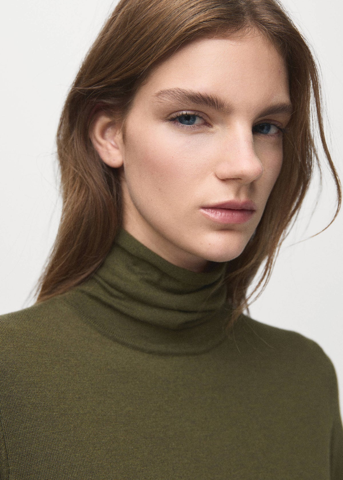 Turtleneck knitted dress with brooch