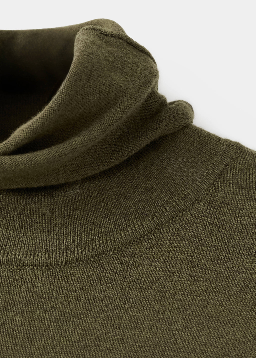 Turtleneck knitted dress with brooch