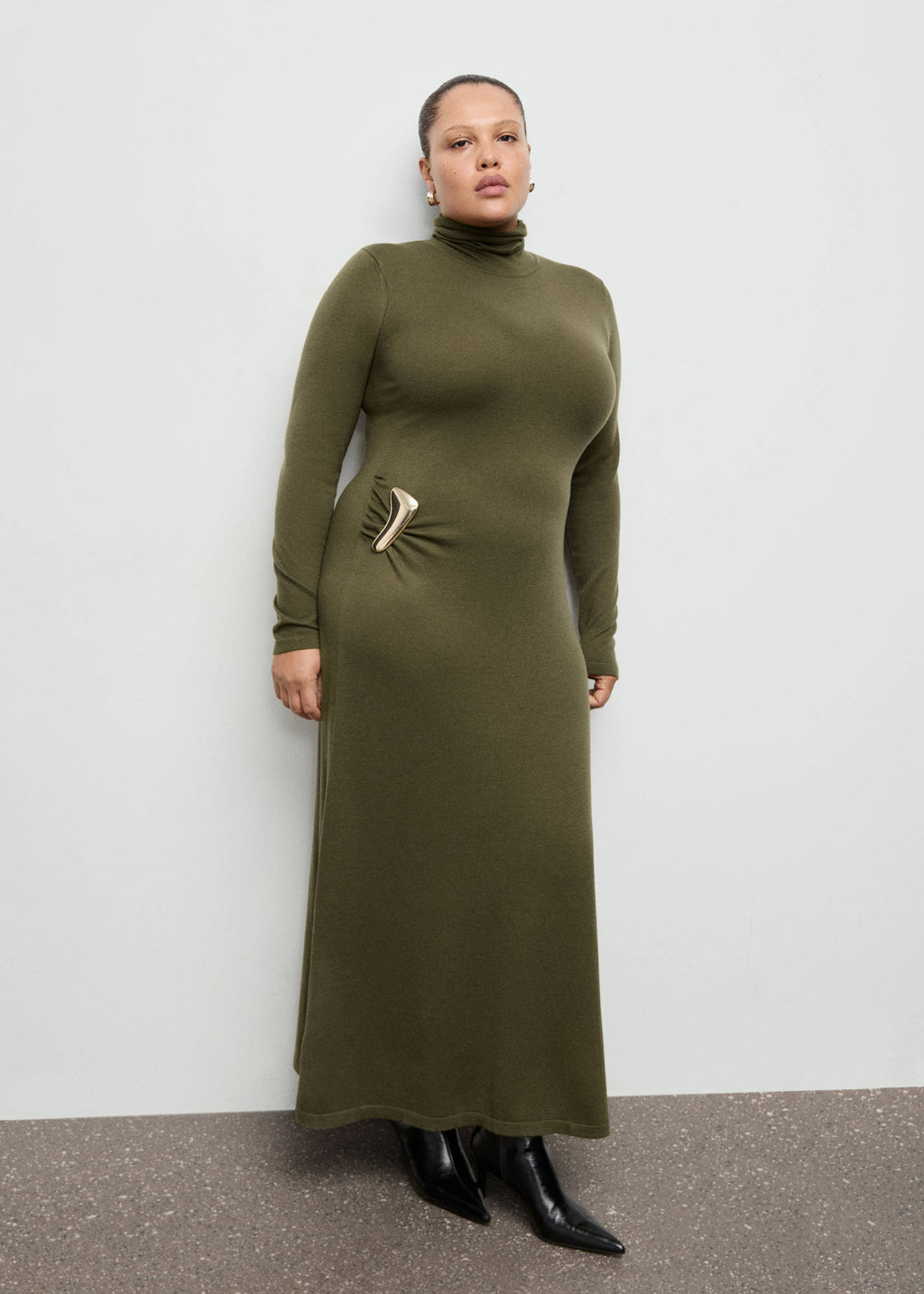 Turtleneck knitted dress with brooch