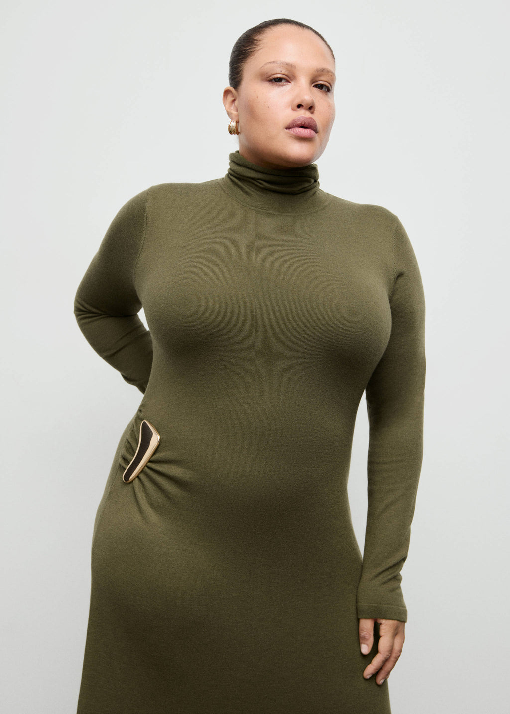 Turtleneck knitted dress with brooch