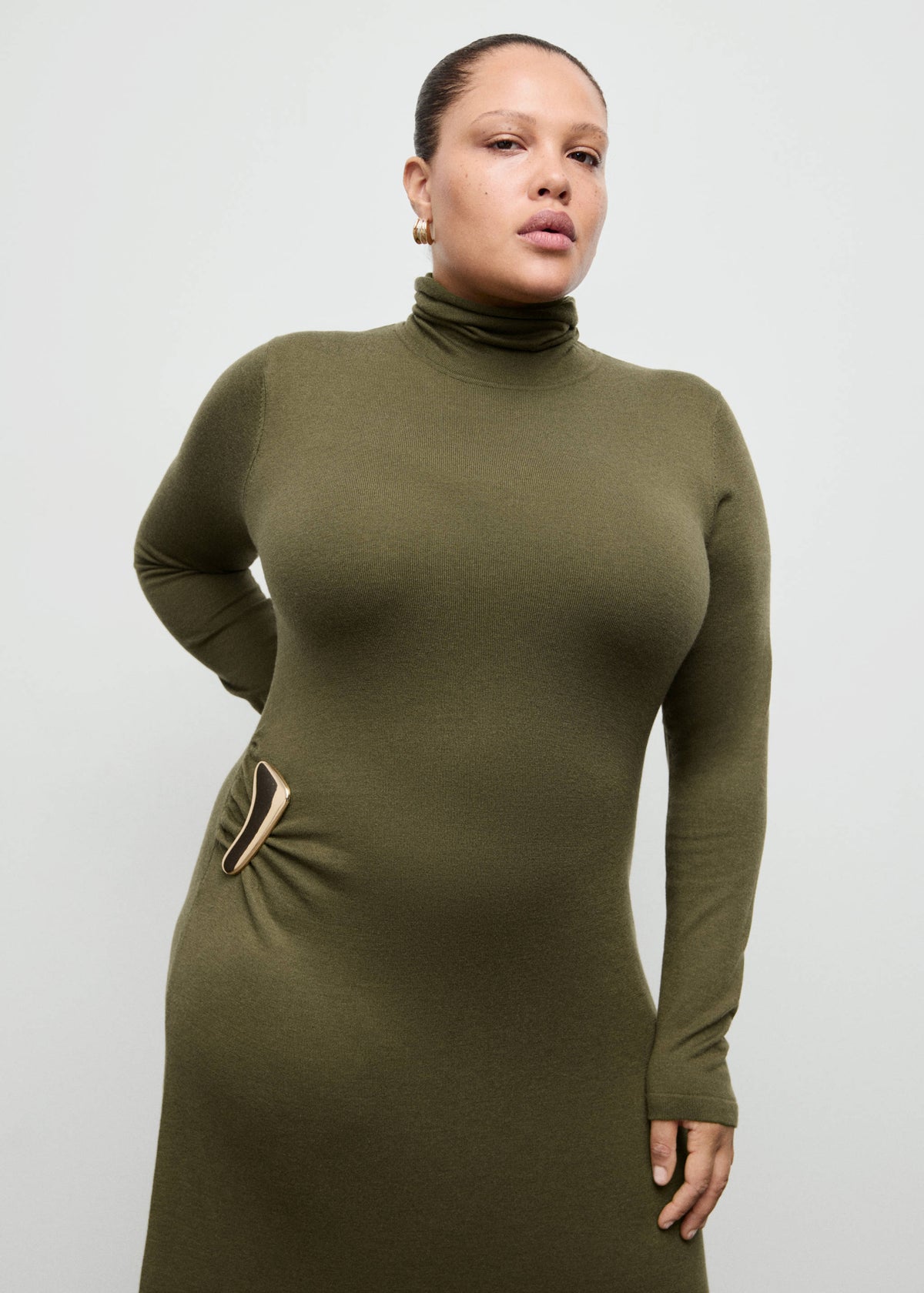 Turtleneck knitted dress with brooch