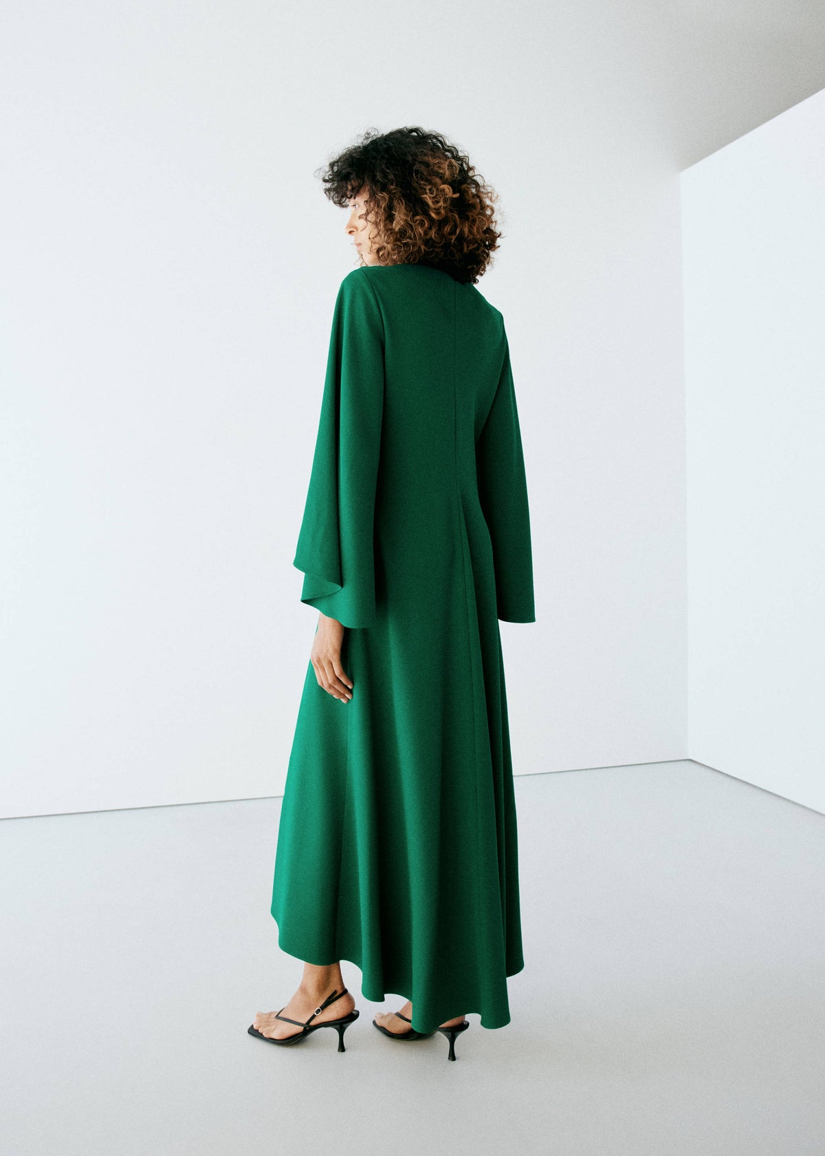 Flared-sleeve dress with knot detail
