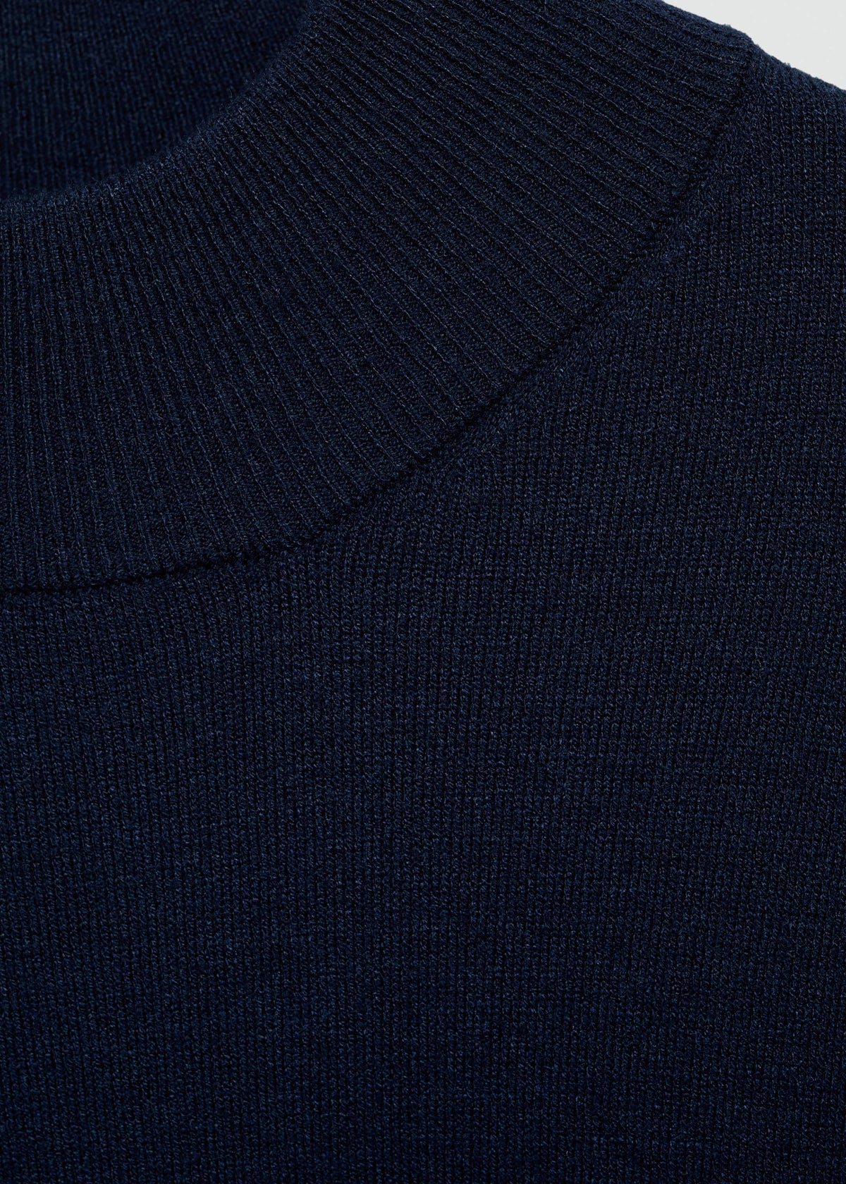 Round-neck knitted dress