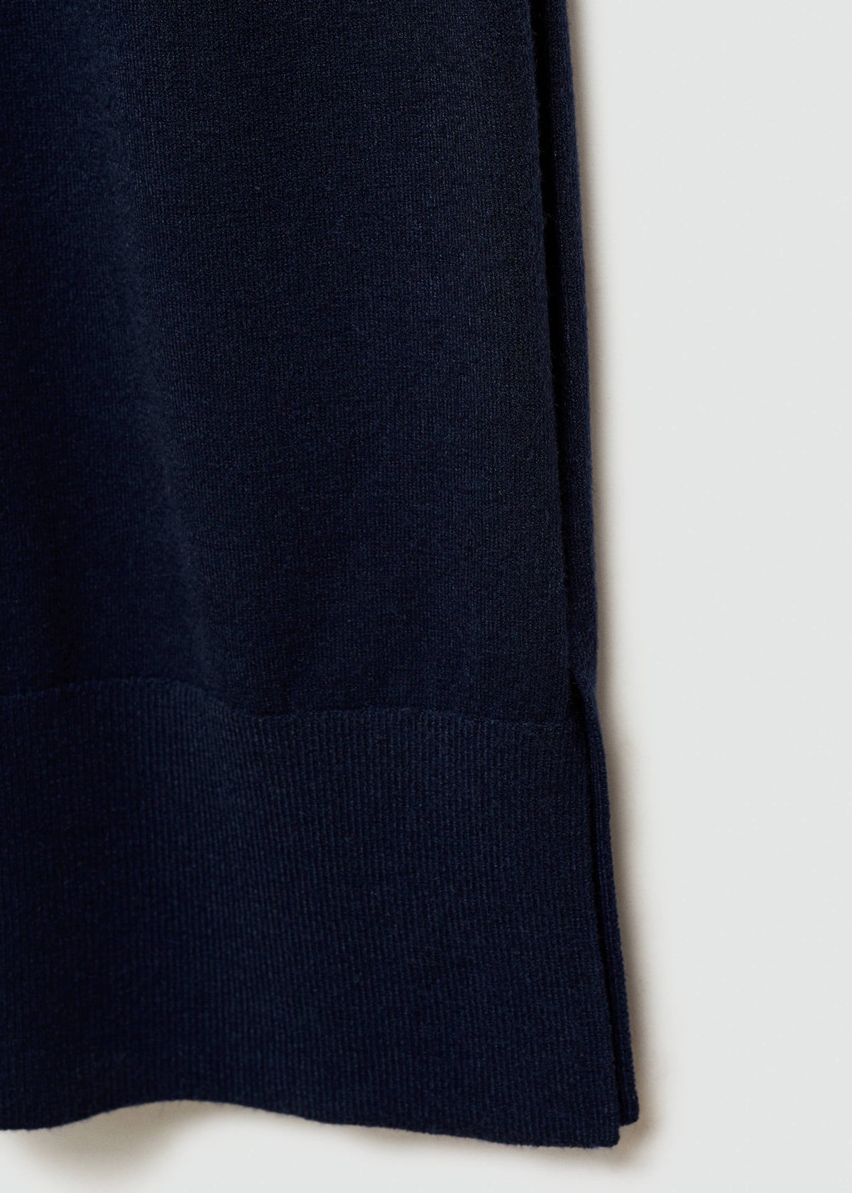 Round-neck knitted dress