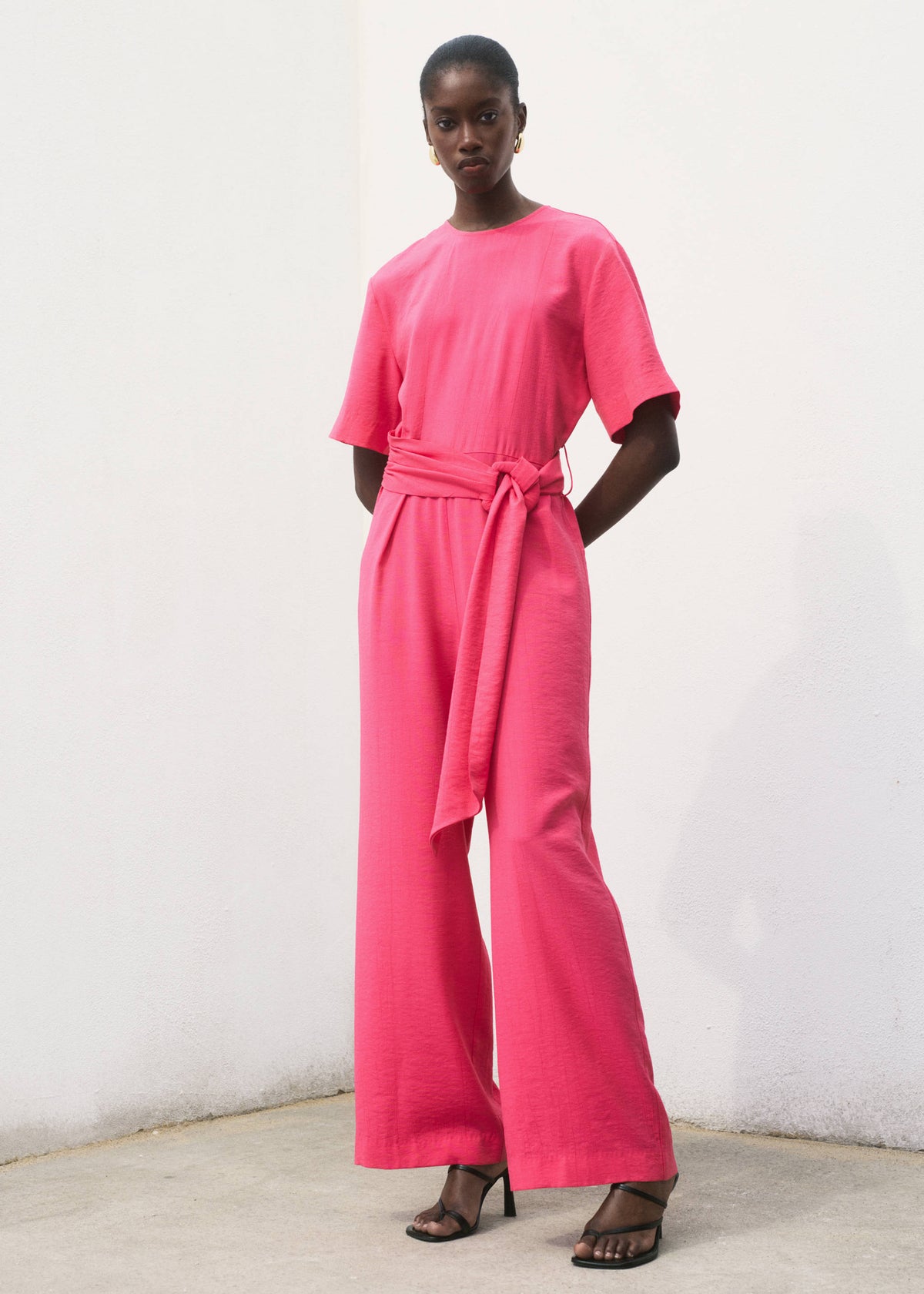 Straight-fit short-sleeved jumpsuit with belt