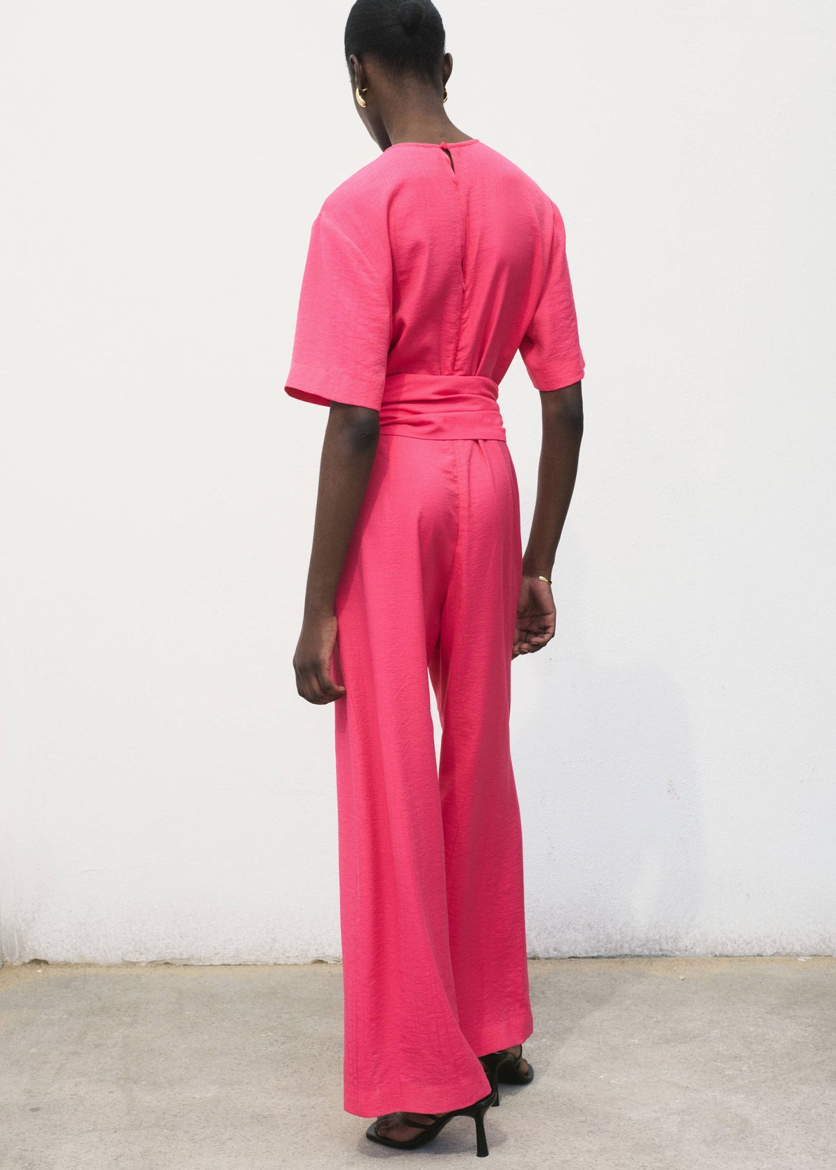 Straight-fit short-sleeved jumpsuit with belt